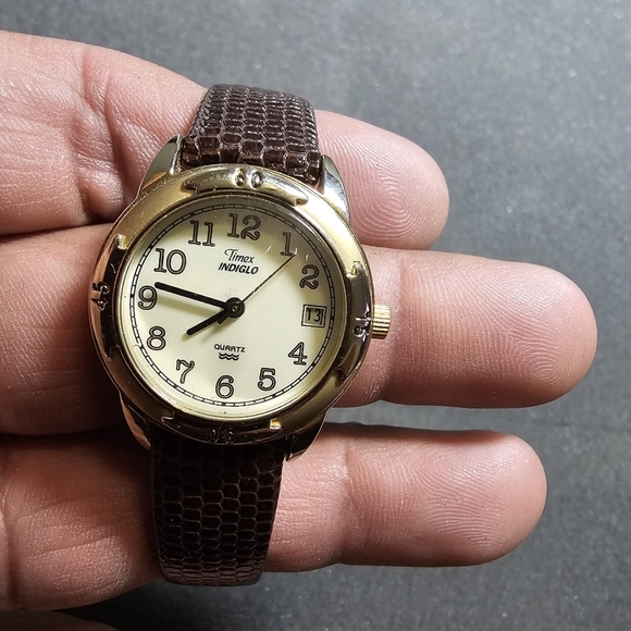 Vintage Timex Ladies Quartz Watch Easy Reader Indiglo Brown Band Gold Tone Works - Picture 1 of 10